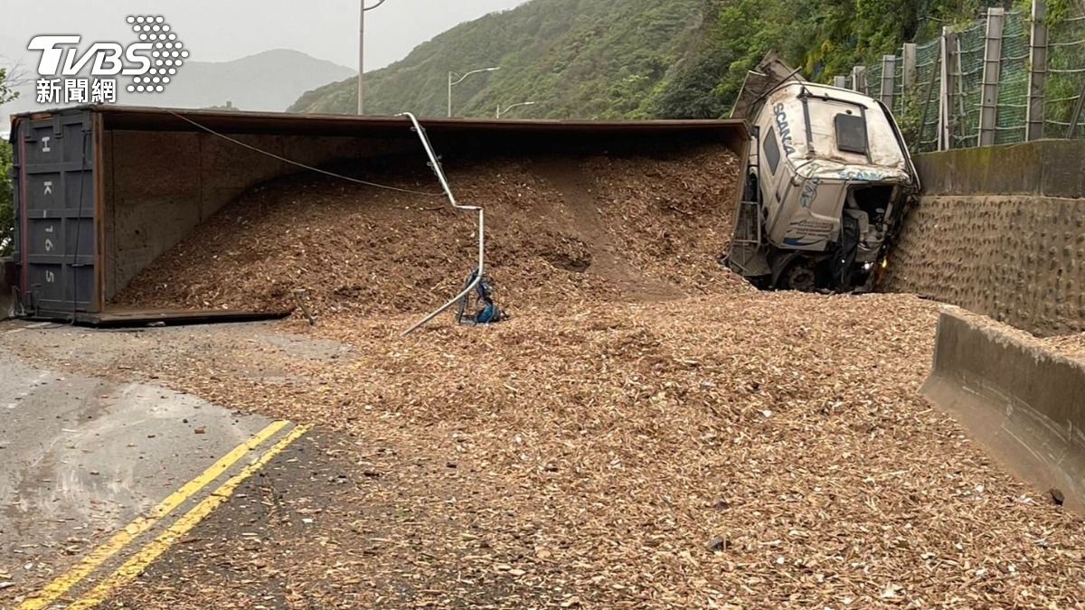 快訊/台2線嚴重翻覆車禍!砂石車傾倒木屑噴整地 全線封閉中