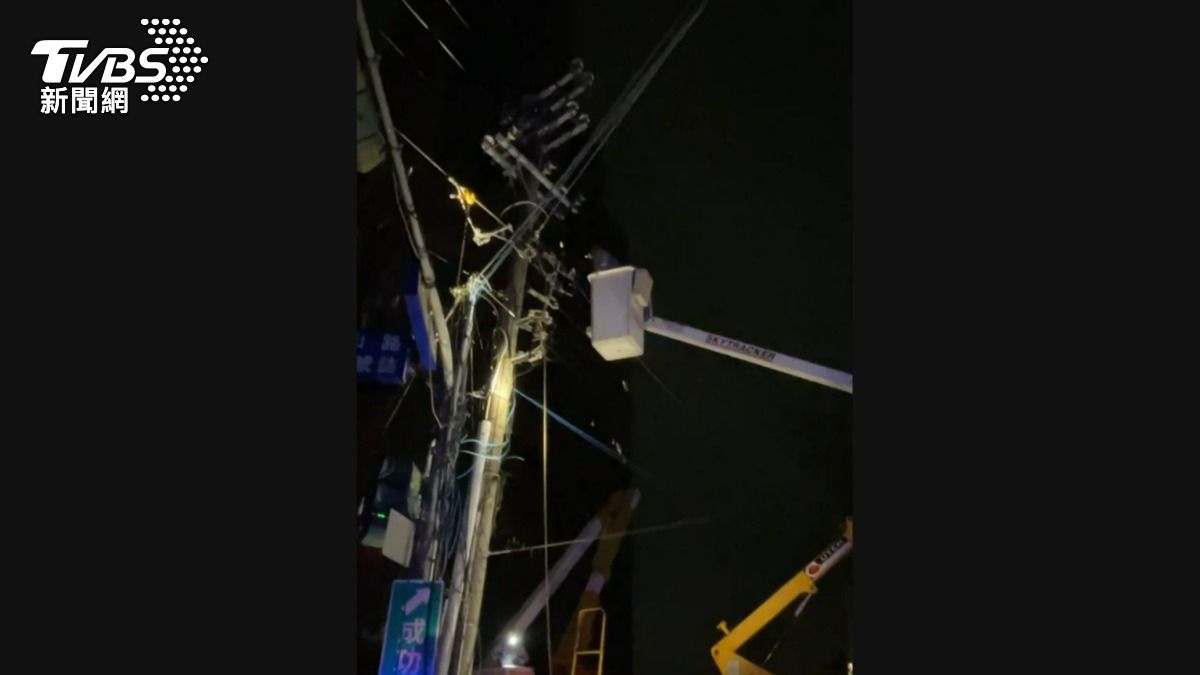 台電接獲通報後,立即派員冒雨前往搶修。(圖/TVBS)