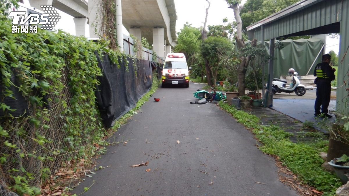 中國籍移工騎微型電動二輪車載著泰國籍移工,兩人不知何故自摔。(圖/TVBS)