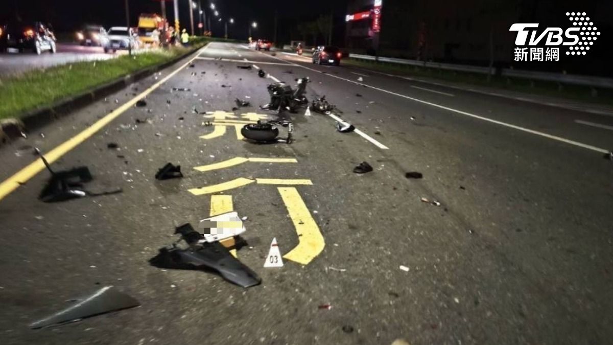 車體零件四散一地,可見當時撞擊力道之重。(圖/TVBS)