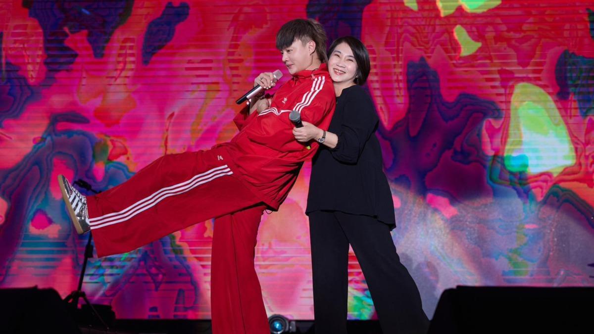 婆媽哭了!許富凱遭緊摟入懷被拍 親密女伴身分曝光