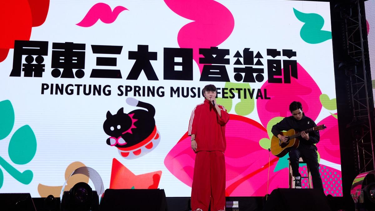 許富凱這次為了搭配樂團主題,攜手新銳音樂人王士榛,以不插電形式演唱。(圖/屏東縣政府提供)