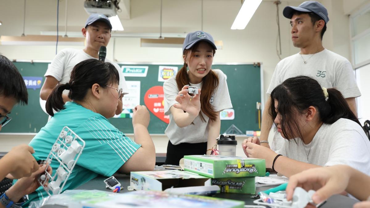 王敏淳從舞台走進校園,陪伴學生們探索手作。(圖/寶工實業提供)