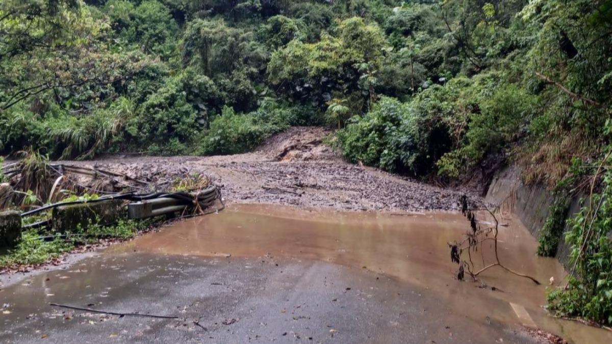 雨彈炸溪水暴漲!南投力行產業道路坍方 下游出現砂石山