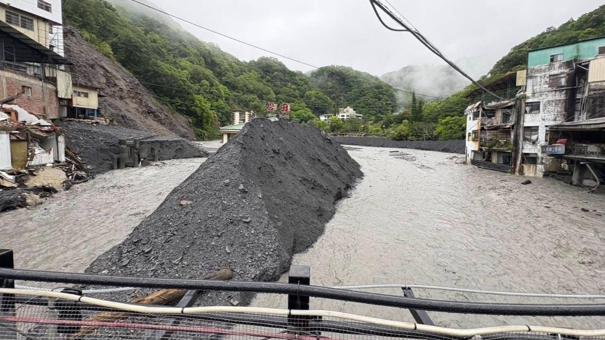 這場雨也將上游砂石帶到下游,使得塔羅灣溪濁流滾滾,形成砂石山。(圖/仁愛鄉公所提供)