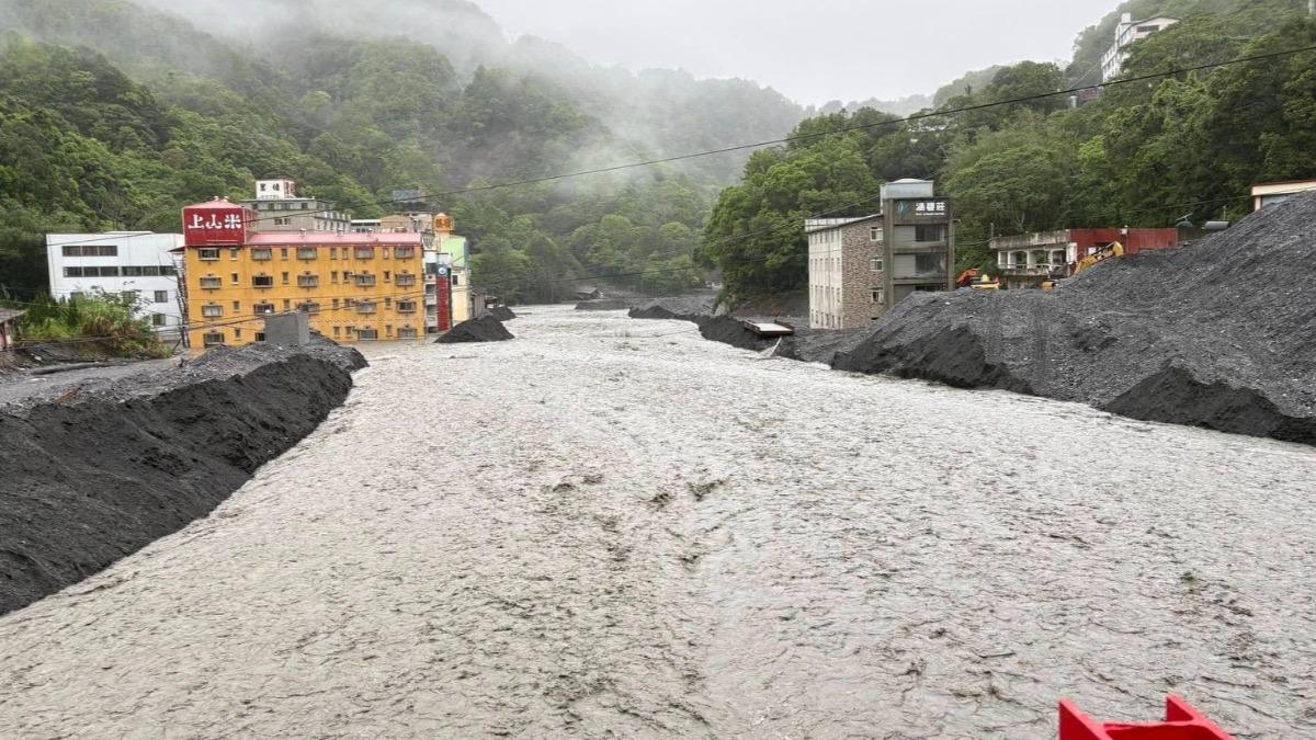 這場雨也將上游砂石帶到下游,使得塔羅灣溪濁流滾滾,形成砂石山。(圖/仁愛鄉公所提供)