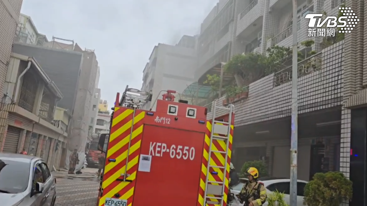 街道濃煙密布，警消疾馳救援。（圖／TVBS）