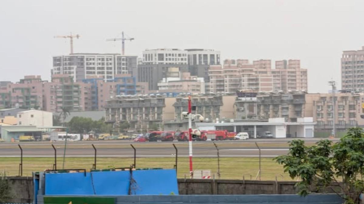 華航班機緊急改降高雄小港機場，有消防車前往現場警戒。（圖／TVBS）