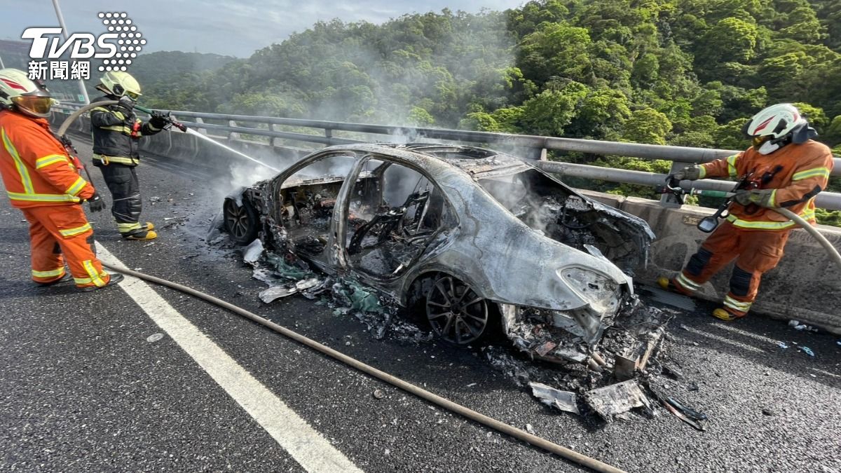 快訊/五楊高架火燒車!轎車「開到一半燒起來」駕駛驚恐逃命