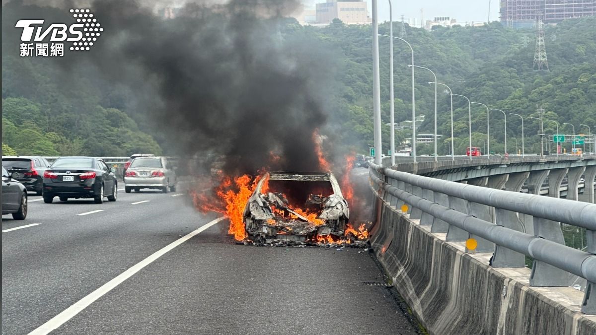 小轎車起火燃燒,火勢相當猛烈。(圖/TVBS)