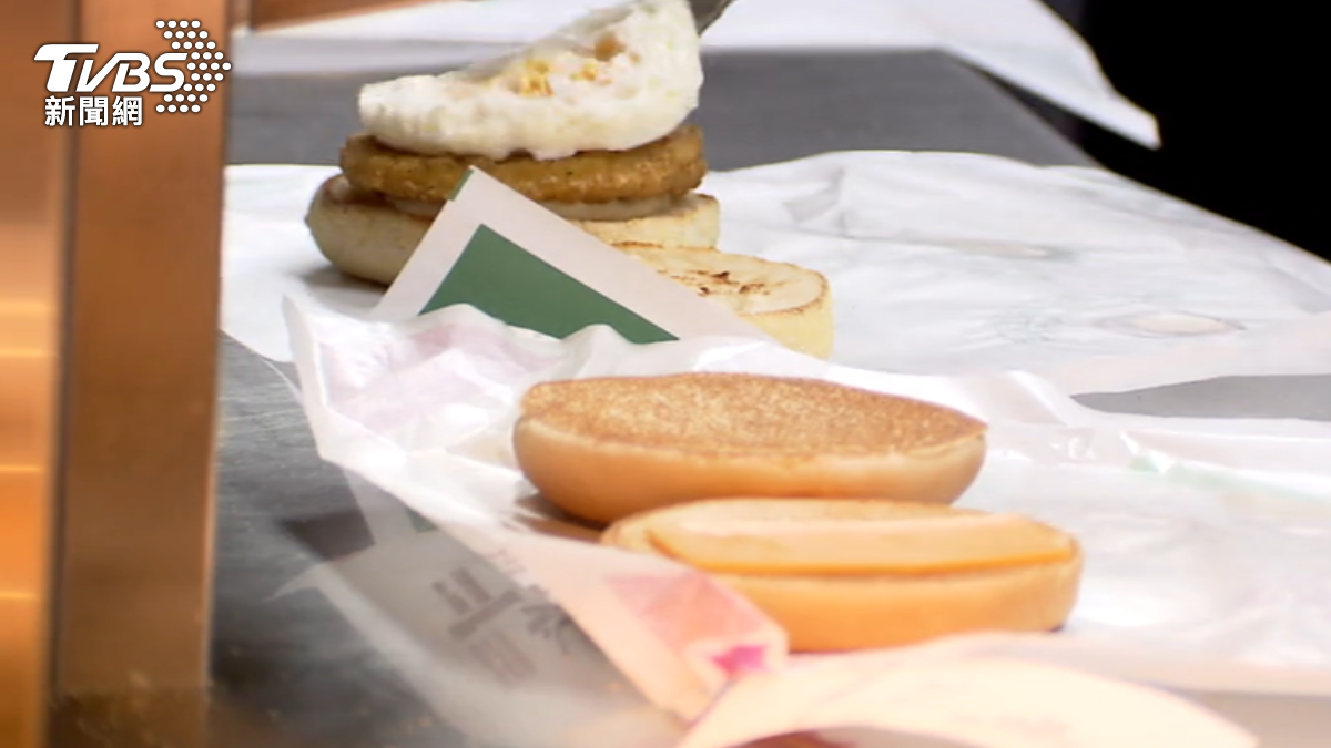 加料...?速食早餐「驚奇堡」 顧客驚見「完整蛋殼」