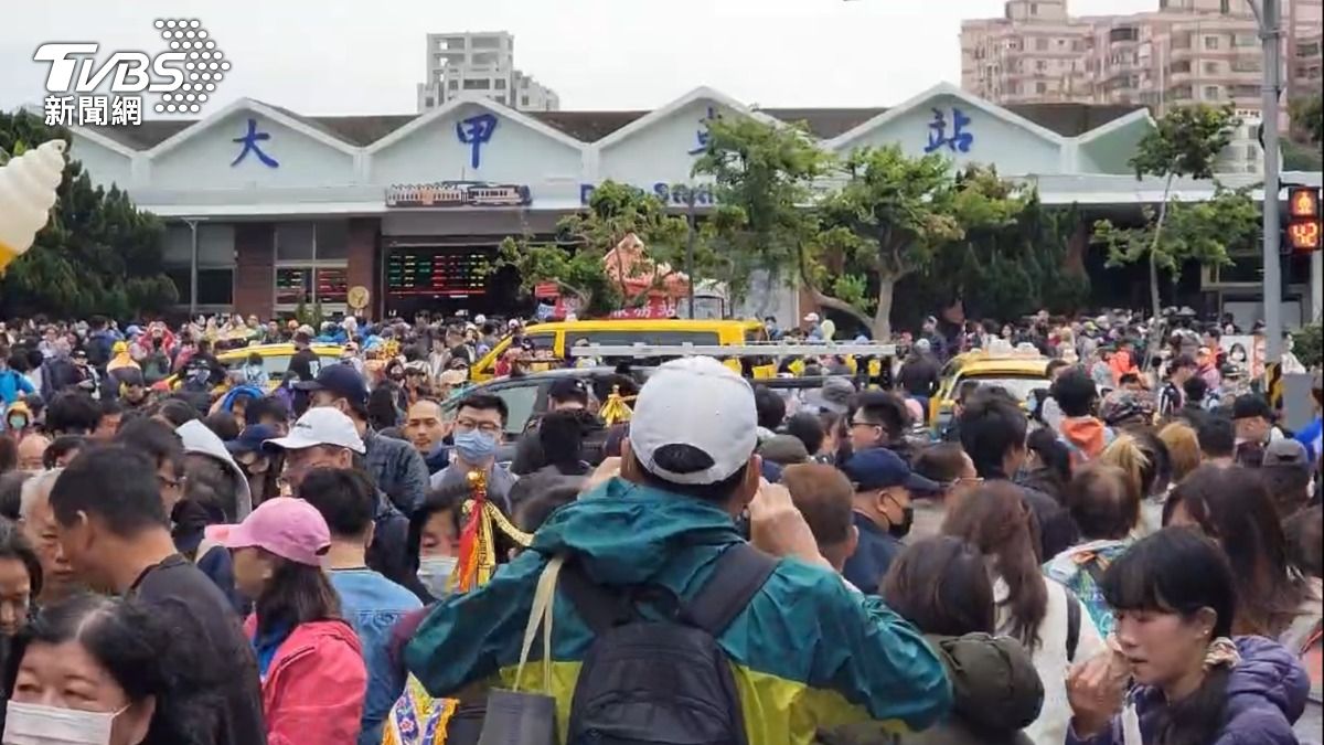 大甲火車站萬頭攢動，門口的蔣公路更是密密麻麻的人潮。（圖／TVBS）