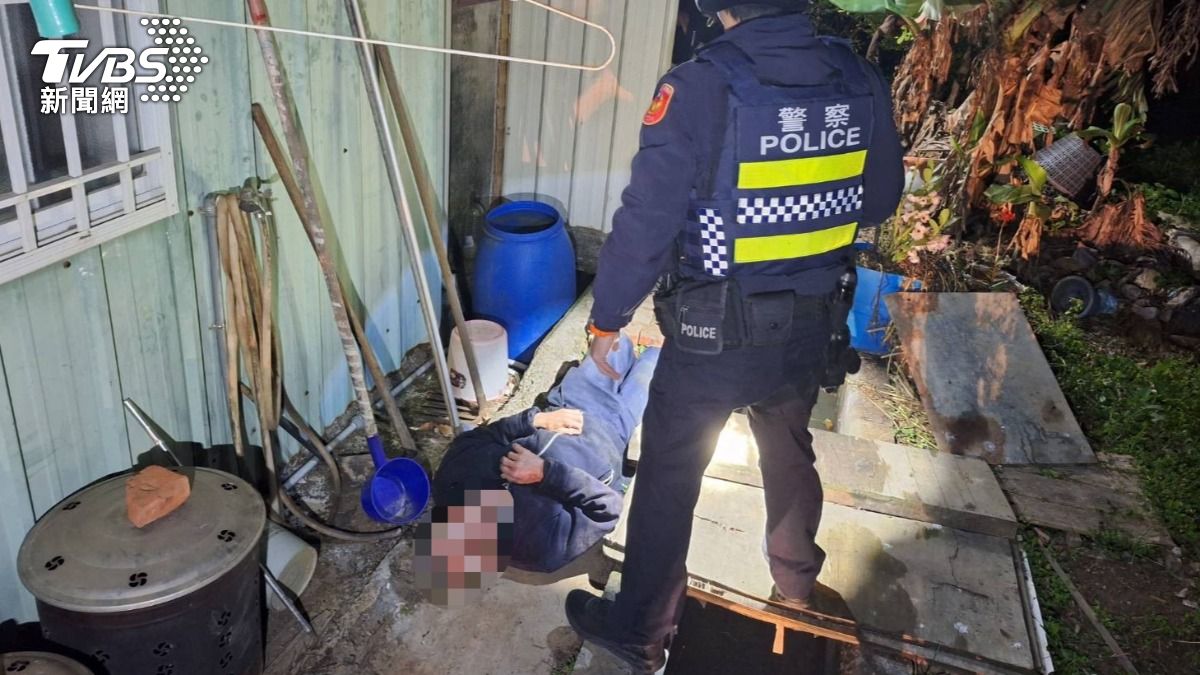 83歲的陳姓老翁獨自外出散心失聯，倒在溝渠旁。（圖／TVBS）