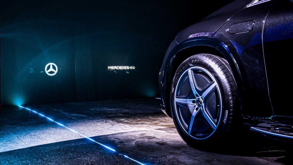 搭載多光束智慧型數位頭燈的M-Benz車款,能根據環境光源、車速與道路條件自動調整光束範圍。(圖/M-Benz提供)