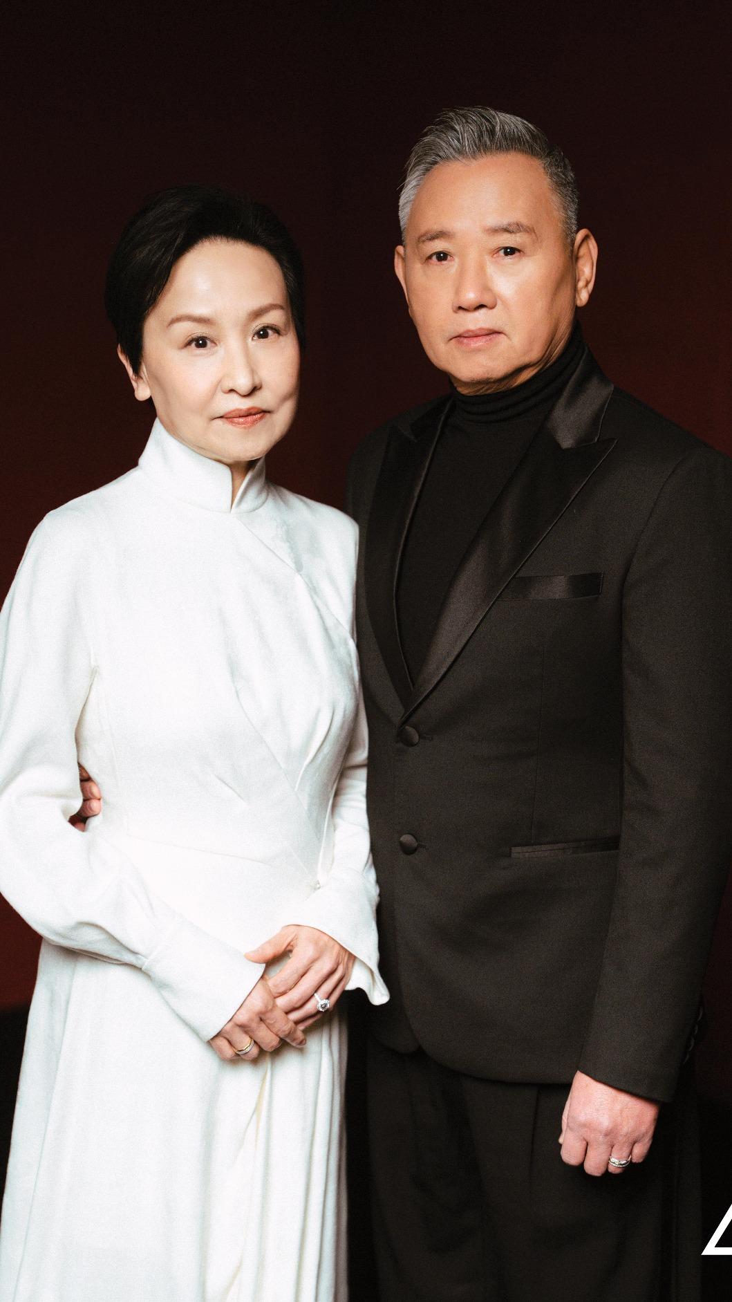 資深配音演員姜小亮、韓冬青夫妻獲頒專業精神獎。(圖/香港電影金像獎協會提供)