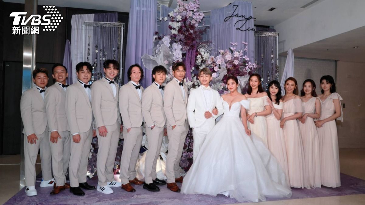 賴慧如婚禮伴郎、伴娘一字排開。(圖/趙世平攝)