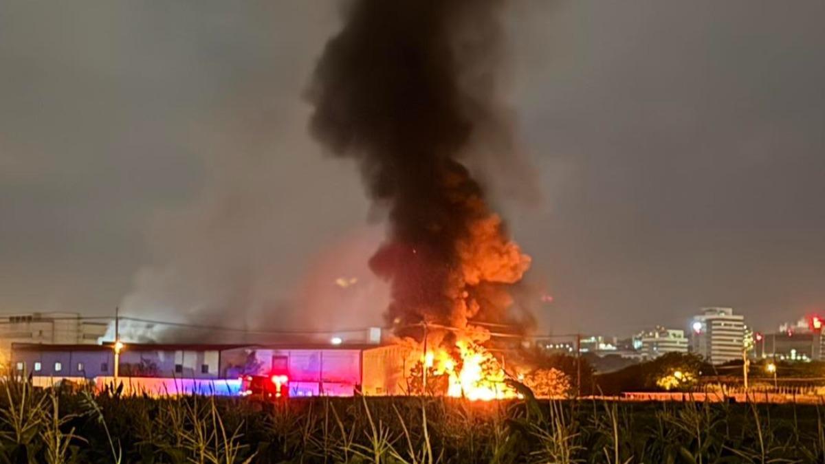 台中大雅工廠惡火!超濃黑煙狂冒 消防員全力救災