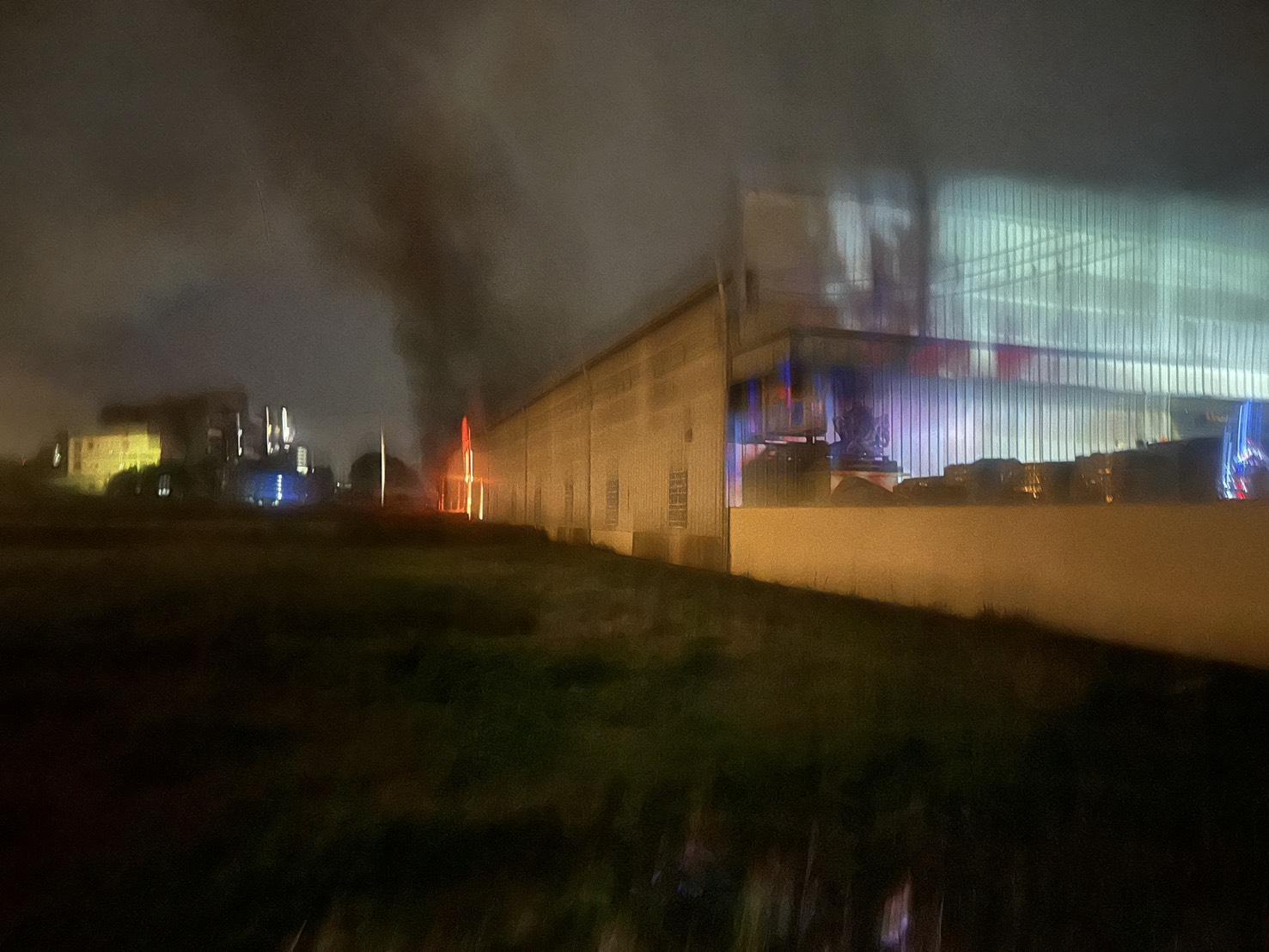 台中大雅工廠大火,火勢在21時27分撲滅。(圖/台中市消防局提供)