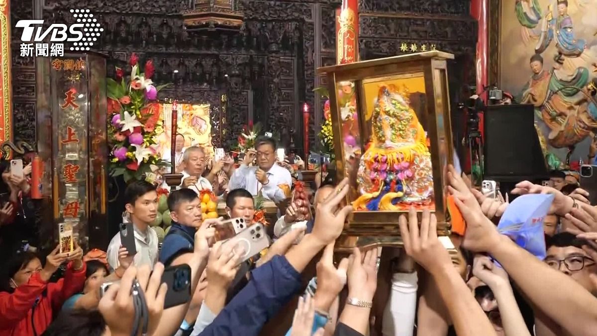 信眾簇擁。(圖/TVBS)