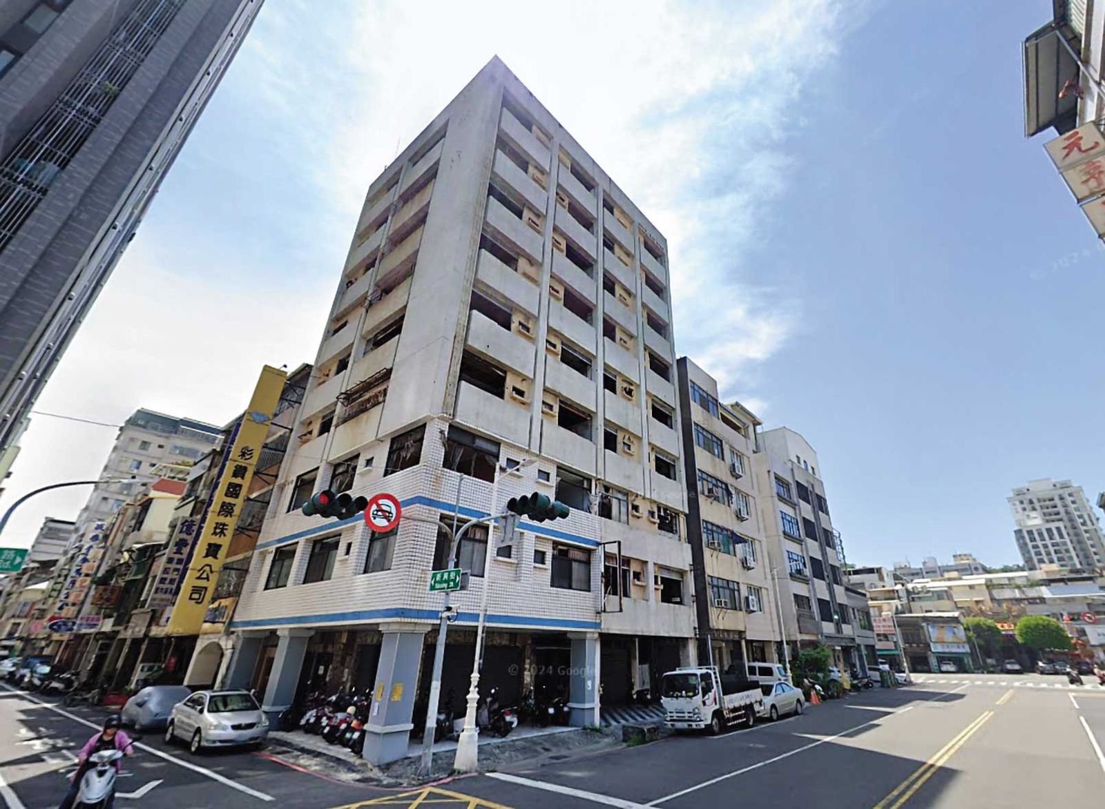 九龍大樓被稱為高雄第一凶宅,曾發生24死縱火案,靈異傳聞不斷。(圖/翻攝自GoogleMaps)