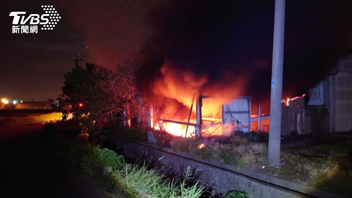 台中大雅鐵皮工廠大火 警消撲滅幸無人傷