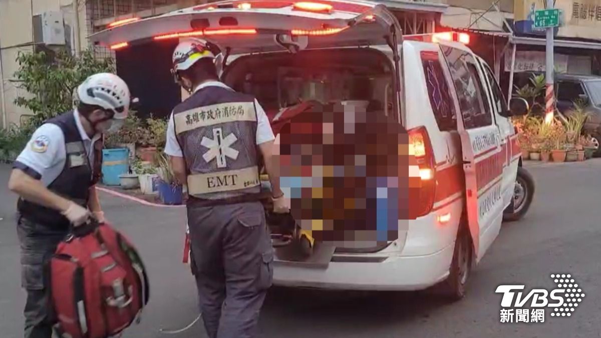 69歲黃男身體不適昏倒在馬路上。(圖/TVBS)