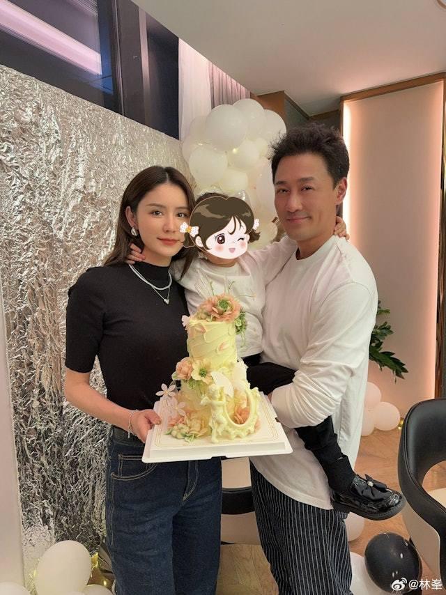 內地模特兒張馨月於2019年將林峯結婚，並生下女兒Luna，一家三口（圖／翻攝自微博@林峯）