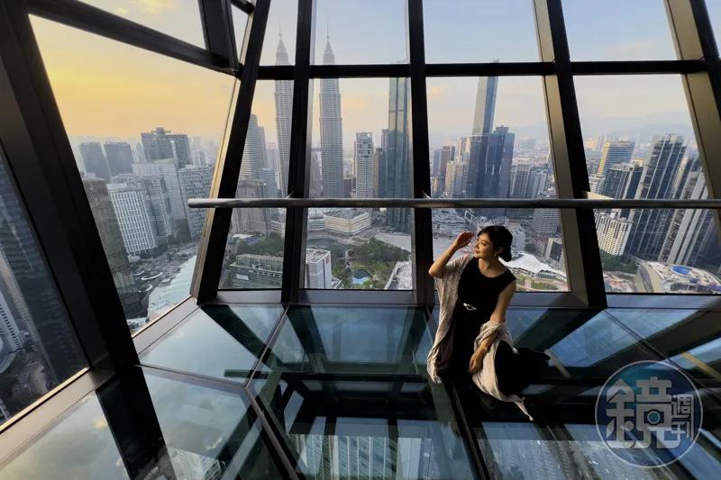 酒店51樓的空中觀景台「SkyDeck」,特別設計透明玻璃地板區。(圖/鏡週刊)