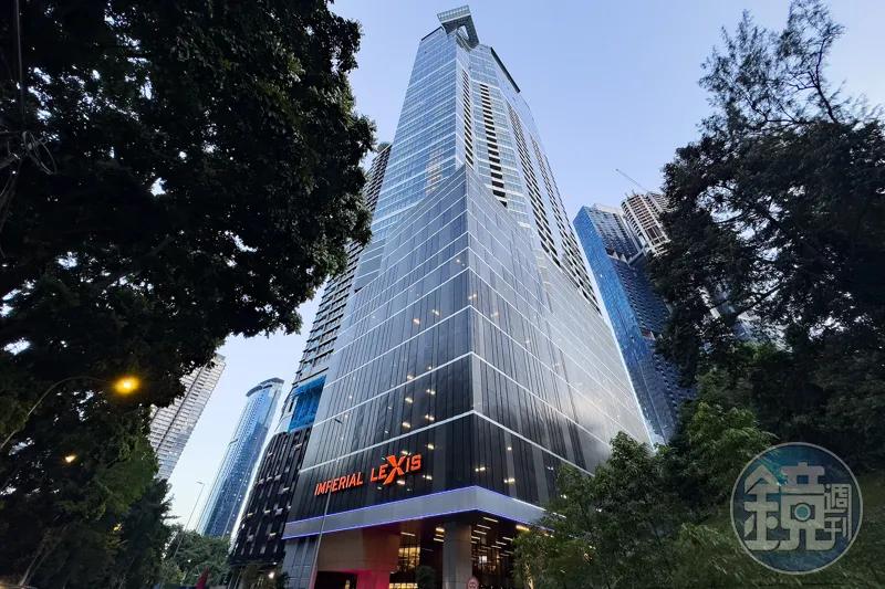 帝國豪華酒店坐落於53層玻璃幕牆摩天大樓內。(圖/鏡週刊)
