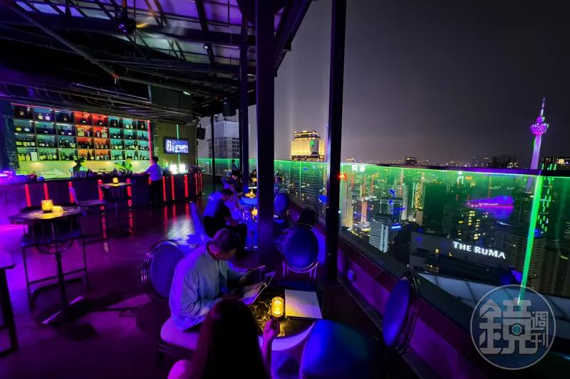 位於53樓的「Satellite Bar」是淺酌放鬆、欣賞城市光影的絕佳去處。(圖/鏡週刊)