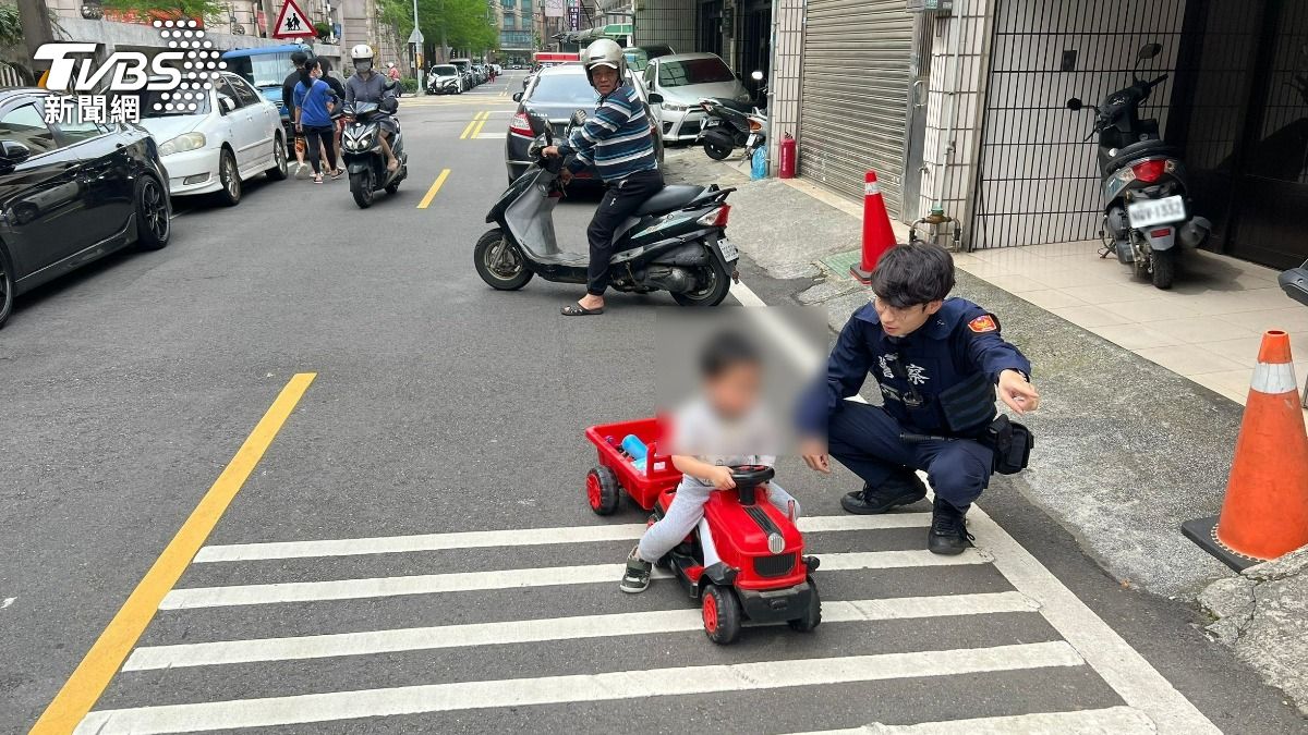 太危險!桃園3歲童獨騎滑步車逛大街 警急「攔車」送回家