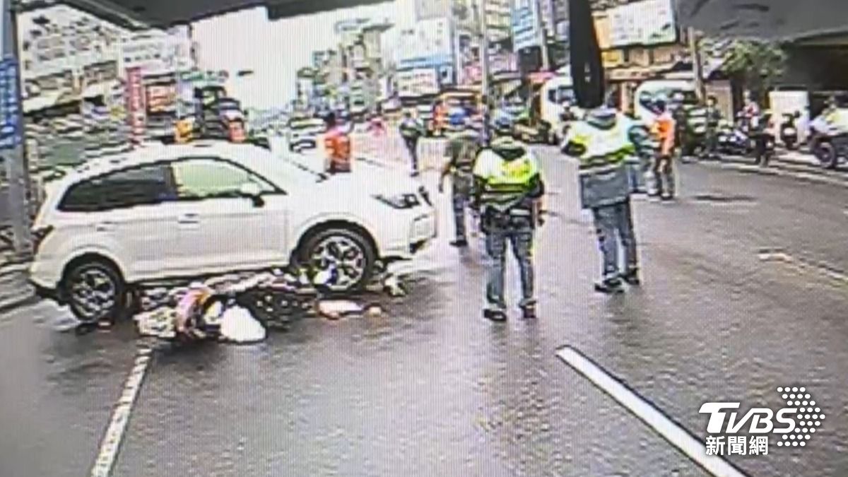70歲林姓婦人捲車底。(圖/TVBS)