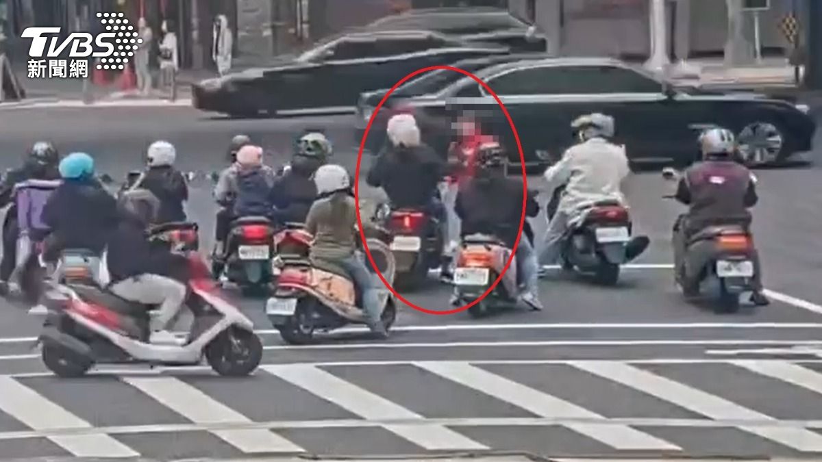 朱姓男子向機車騎士嗆聲。(圖/TVBS)