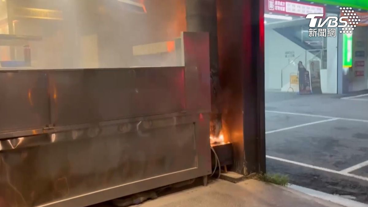 台南市北區一間牛排店昨(13)日晚間發生火警。(圖/TVBS)