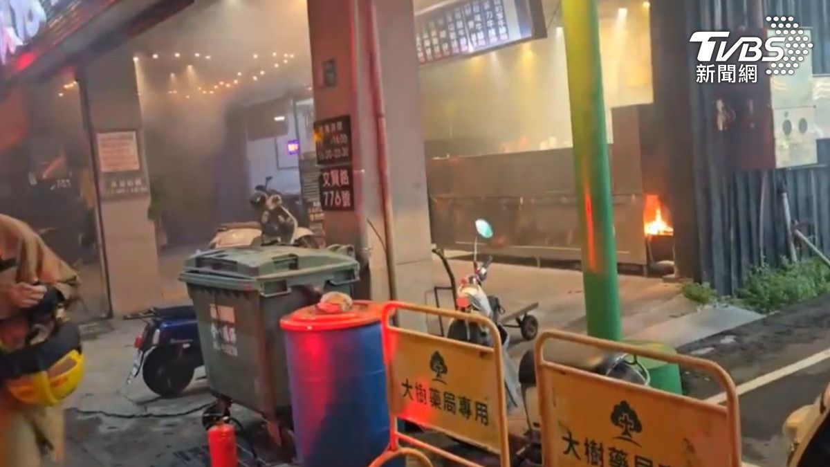 台南市北區一間牛排店昨(13)日晚間發生火警。(圖/TVBS)