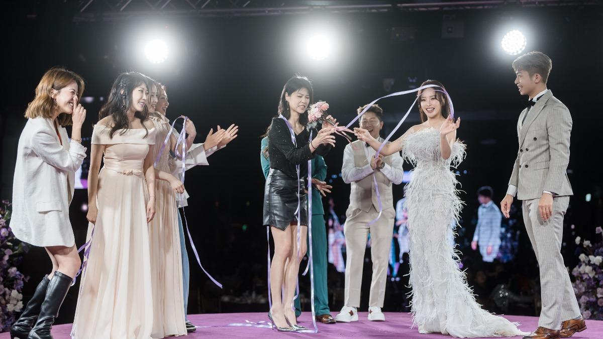 賴慧如捧花最後是曹雅雯抽到。（圖／SJ Wedding鯊魚婚紗攝影提供）