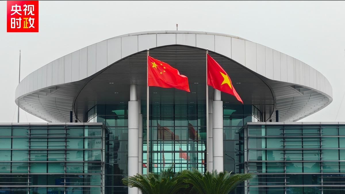 關稅戰後首出訪 習近平搭乘專機抵達越南河內。(圖/大陸央視新聞)
