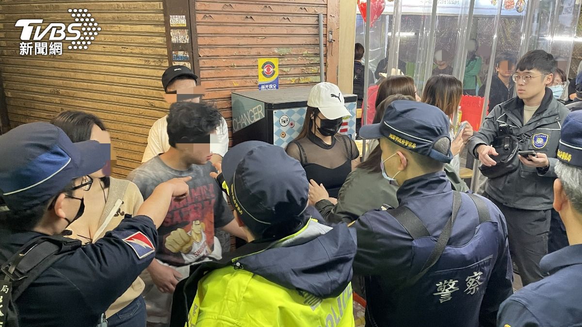 中壢分局週六、日執行雷霆除暴專案勤務。(圖/TVBS)