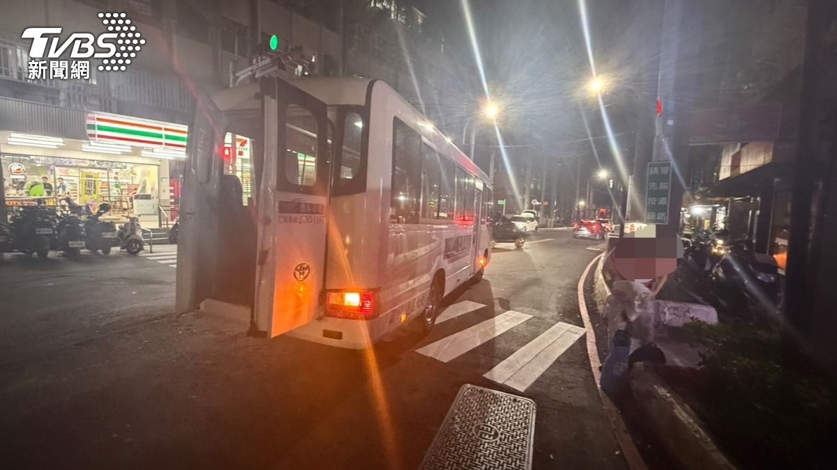 行人過馬路遭科技公司接駁車撞倒。(圖/TVBS)