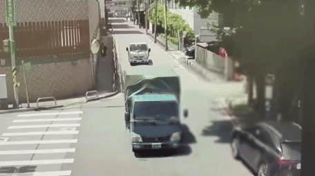 監視器拍下自撞翻車的瞬間。(圖/TVBS)