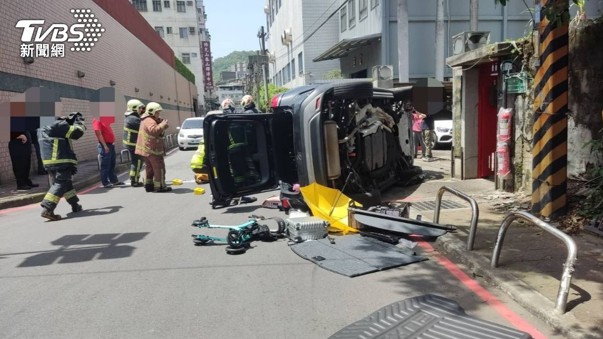 小轎車自撞護欄後側翻。(圖/TVBS)