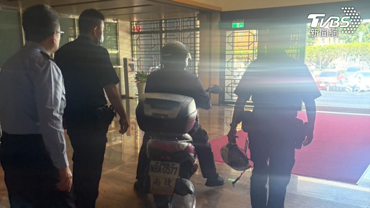 田山盛國騎機車進入法務部被中正一警方勸離。(圖/潘千詩攝)