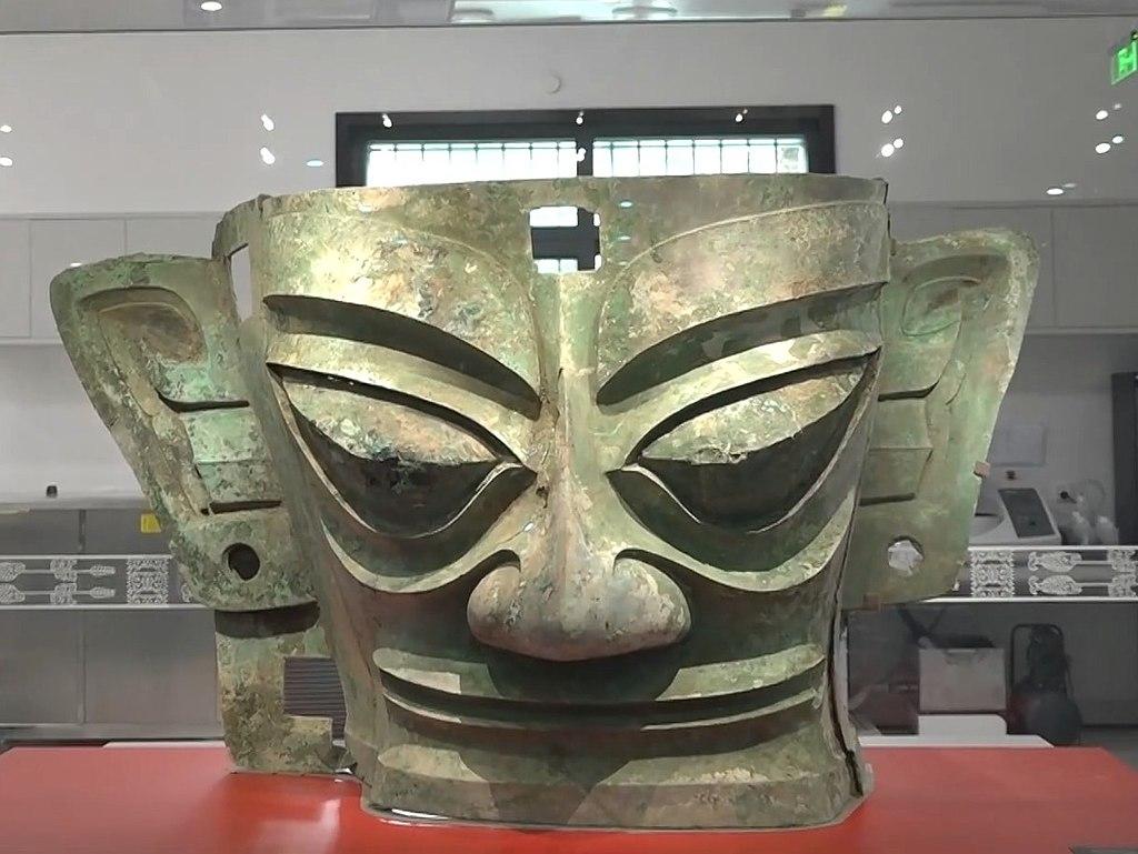 古文物「青銅大面具」。(圖/翻攝自維基百科)