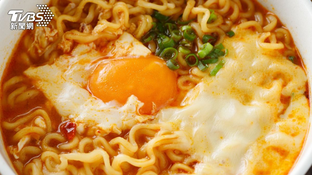 碗裝「泡麵加蛋怎麼煮」?一票實測中毒狂拉 內行親授成功祕訣