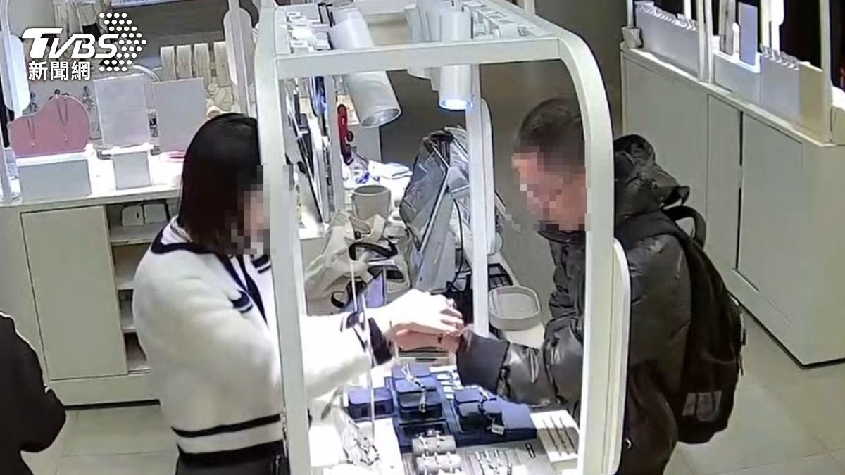 男遭控以試用商品找櫃姐攀談。（圖／TVBS）