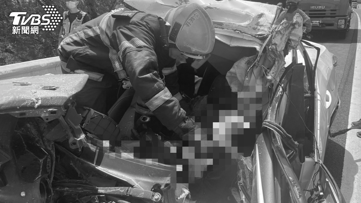 國3嚴重車禍!轎車撞砂石車「半截變形不見」 駕駛頭重創亡