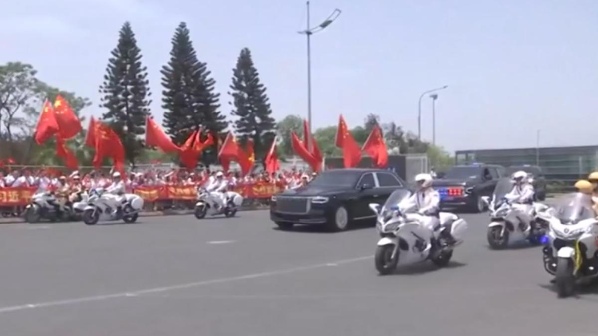 習近平出訪首站抵越南 車隊離開機場(圖/CCTV+)