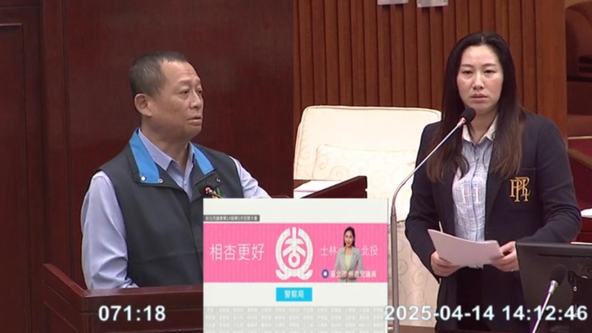 台北市消防局長莫懷祖(左)說明陽明山火燒山。(圖/翻攝台北市議會官網)