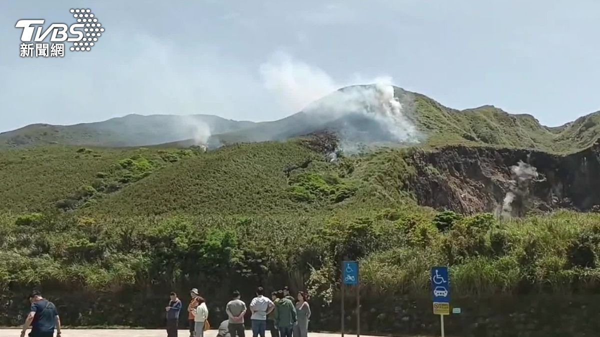 快戴口罩!陽明山小油坑野火狂燒 萬里、金山山區「空品恐受影響」