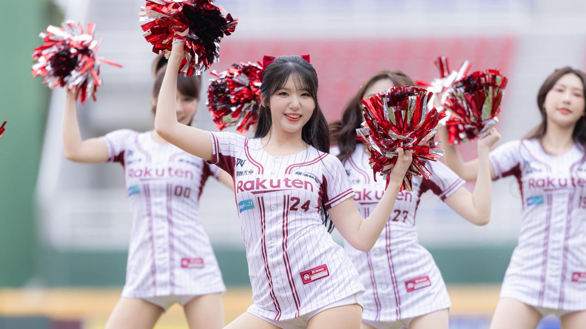 廉世彬和女孩們賽前熱舞。(圖/樂天桃猿提供)